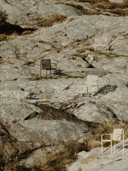 Krzesło ogrodowe z podłokietnikami Dapple Arm Chair Ferm Living BÉBÉ Concept 