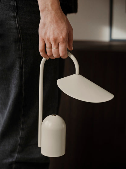 Bezprzewodowa lampka Arum Portable Lamp Ferm Living BÉBÉ Concept 